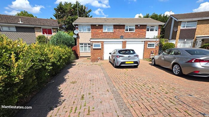 3 Bedroom Semi-Detached House For Sale In Ibsley Way, Cockfosters, EN4