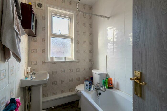 4 Bedroom House To Rent In Brudenell Mount, Hyde Park, Leeds, LS6