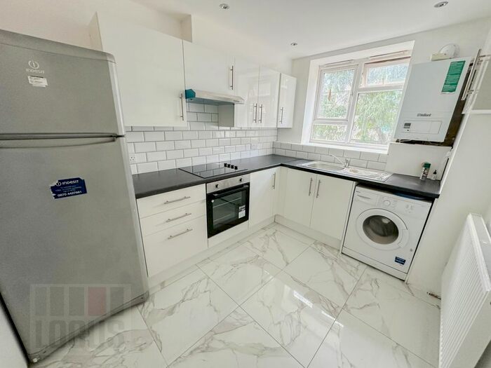 2 Bedroom Flat To Rent In Tudor Court, King Henry Walk, Hackney, N1