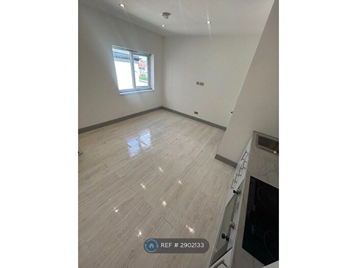 2 Bedroom Flat To Rent In Central Road, Stanford-Le-Hope, SS17