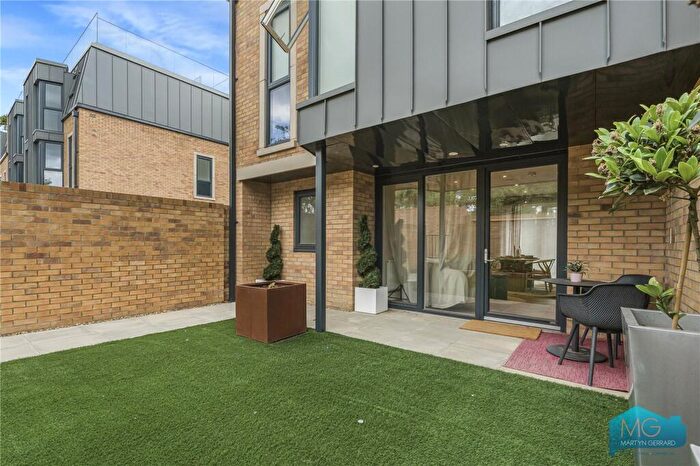 3 Bedroom End Of Terrace House For Sale In High Road, London, N12