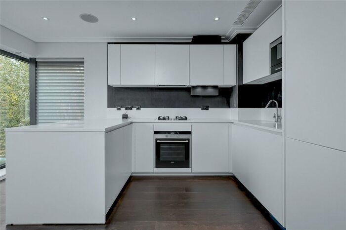 2 Bedroom Flat To Rent In Portsmouth Road, Esher, Surrey, KT10