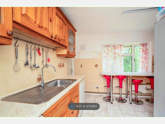 2 Bedroom Flat To Rent In Pinner Grove, Pinner, HA5