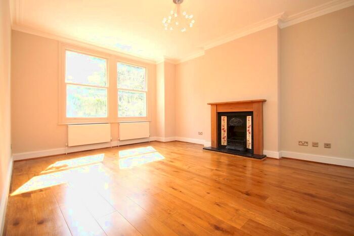 2 Bedroom Apartment To Rent In Grove Crescent, Kingston Upon Thames, KT1