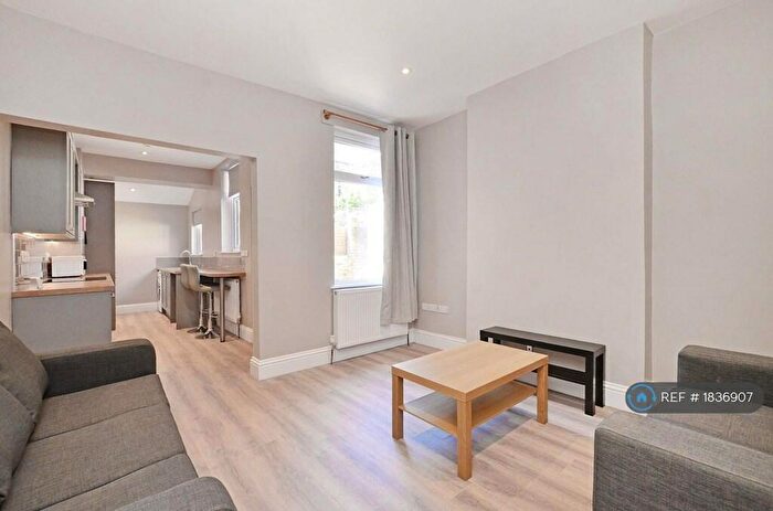 5 Bedroom Semi-Detached House To Rent In Filey Street, Sheffield, S10