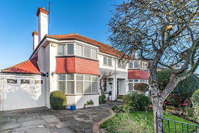 3 Bedroom Semi-Detached House For Sale In Elm Way, Worcester Park, KT4