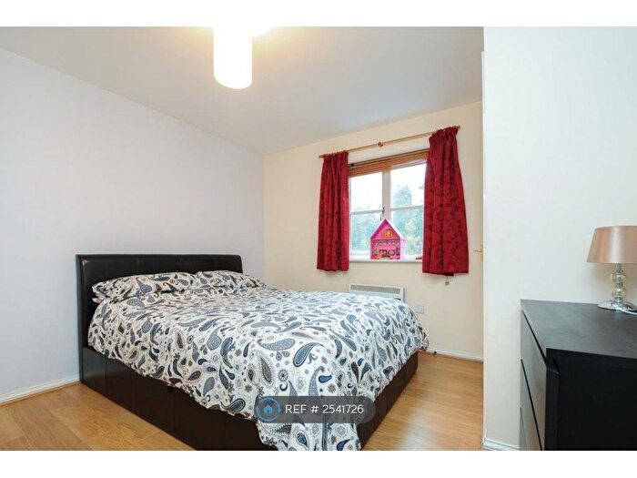 3 Bedroom Flat To Rent In Harriet House, Hemel Hempstead, HP3