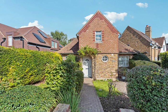 3 Bedroom Detached House To Rent In Chequers Orchard, Iver, SL0