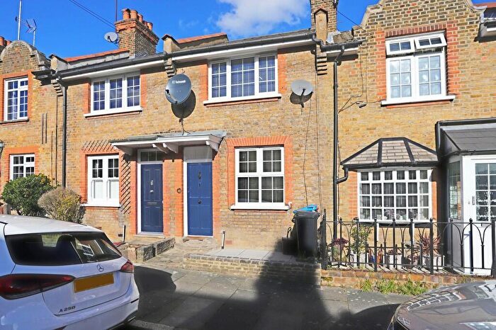 2 Bedroom Cottage To Rent In Hillside Grove, Southgate, N14