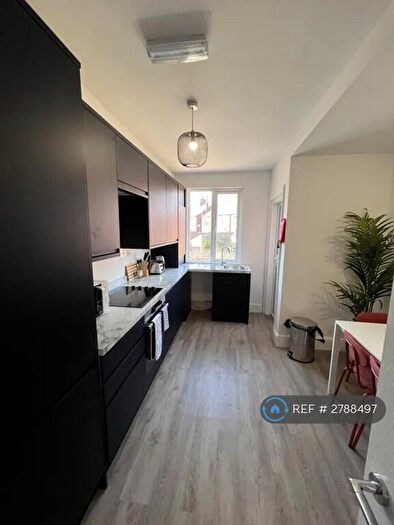 6 Bedroom Semi Detached House To Rent In Hall, Doncaster, DN4