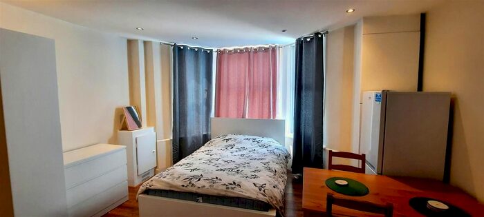 Studio To Rent In Hetley Road, Sheperds Bush, London, W12