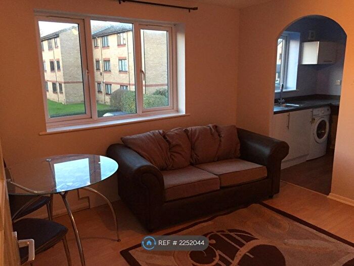 Studio To Rent In Dehavilland Close, Middx, UB5