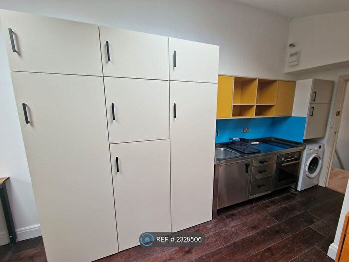 Studio To Rent In Frobisher Road, London, N8