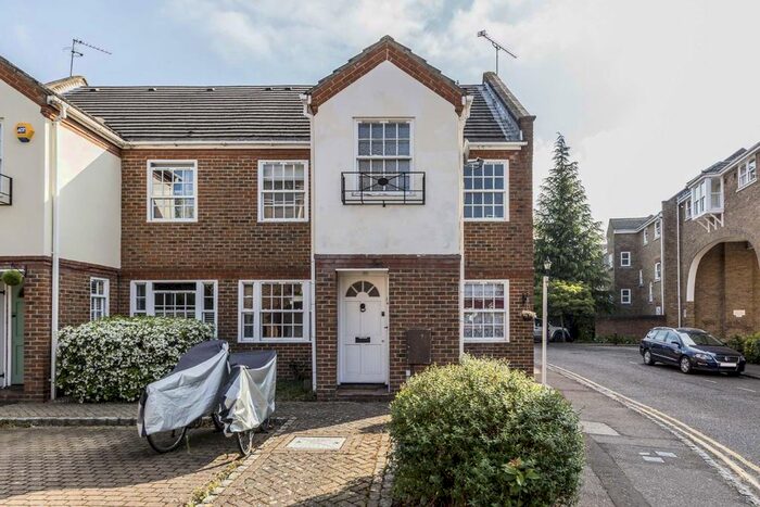 2 Bedroom Flat To Rent In Cedar Terrace, Richmond, TW9