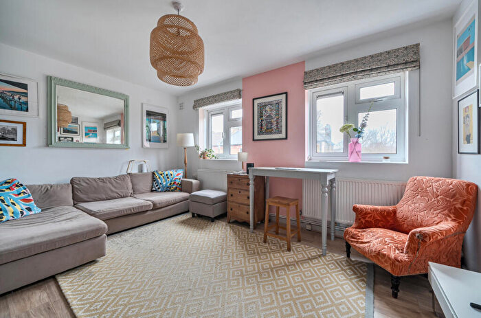 3 Bedroom Apartment For Sale In Oakford Road, Kentish Town, NW5