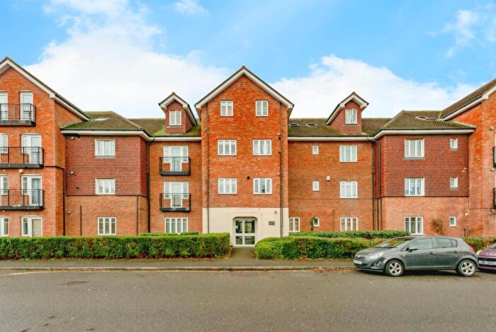 2 Bedroom Penthouse For Sale In Lumley Road, Horley, RH6