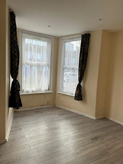 1 Bedroom Flat To Rent In York Road, Ilford, IG1
