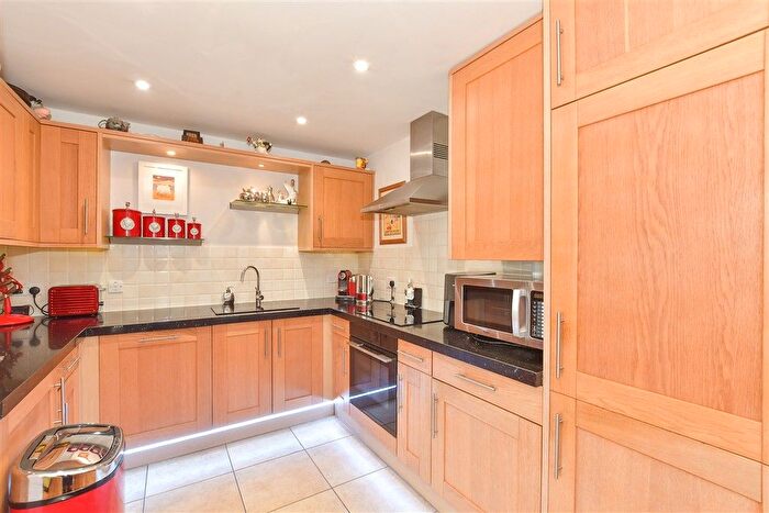 2 Bedroom Flat For Sale In Kingsgate Avenue, Broadstairs, Kent, CT10