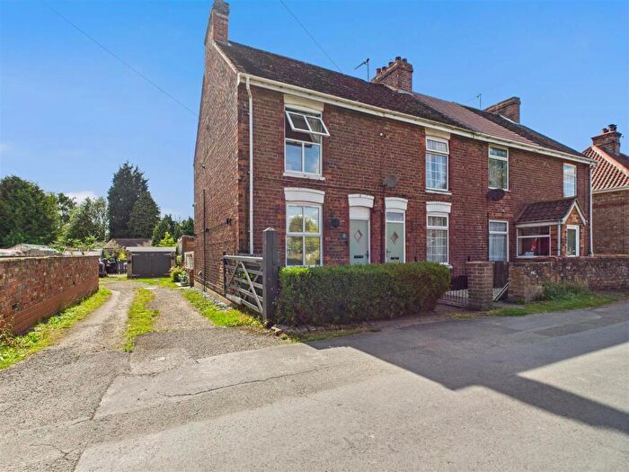 2 Bedroom Cottage For Sale In Canal Side West, Newport, HU15