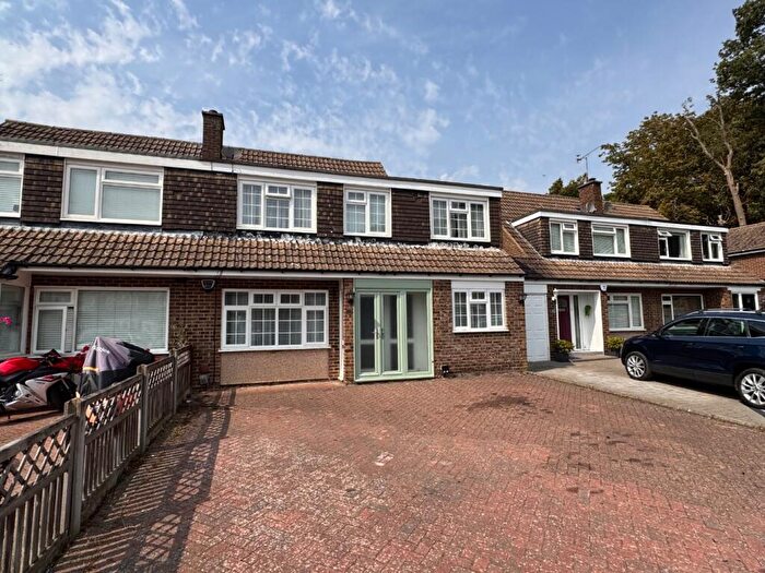 4 Bedroom Semi-Detached House For Sale In Wren Close, Luton, LU2