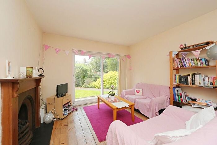 3 Bedroom Flat To Rent In Cedars Road, London, SW4