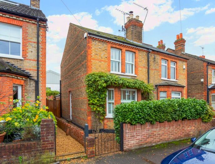 3 Bedroom Semi-Detached House To Rent In Springfield Road Windsor, SL4