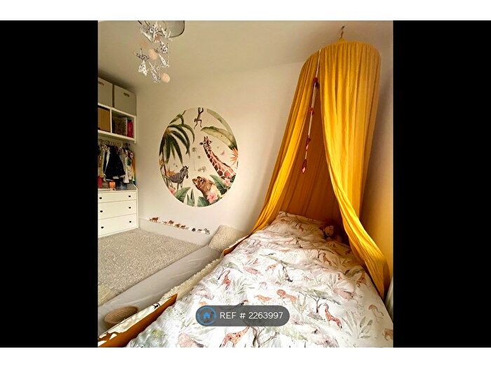 2 Bedroom Flat To Rent In Chertsey Court, London, SW14