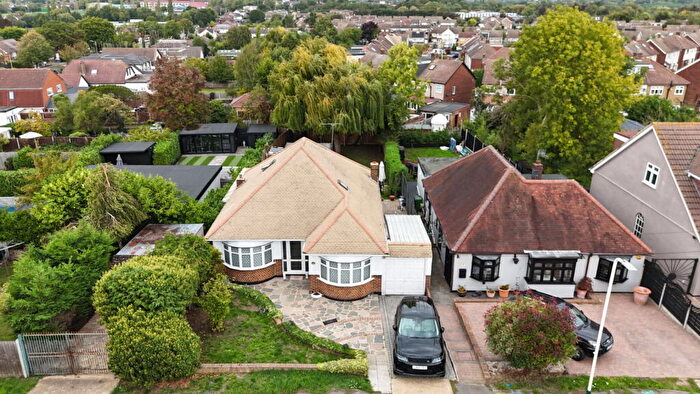 4 Bedroom Detached Bungalow For Sale In Hubbards Chase, Hornchurch, RM11