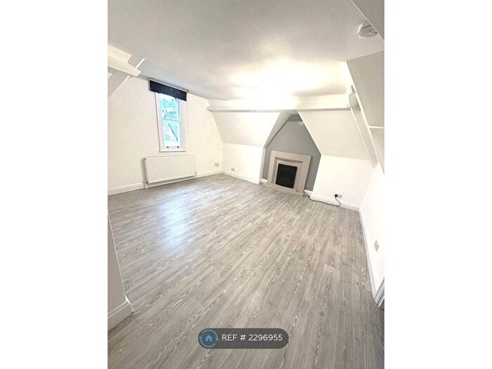 2 Bedroom Flat To Rent In Berkhamsted High Street, Berkhamsted, HP4