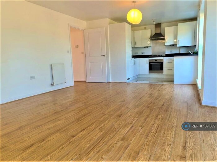2 Bedroom Flat To Rent In Broadhurst Place, Basildon, SS14