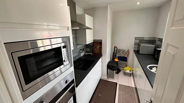 2 Bedroom Apartment To Rent In Stonegate Road, Leeds, LS17