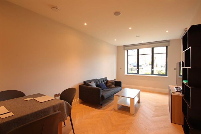 1 Bedroom Flat To Rent In The Westbury, - Holden Road, London, N12