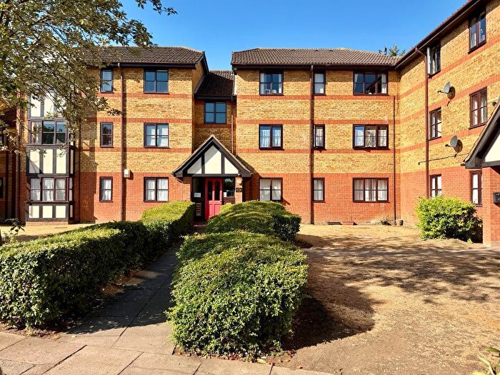 2 Bedroom Flat For Sale In Redwood Grove, Bedford, MK42
