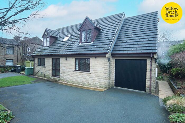 3 Bedroom Detached House To Rent In Brian Street, Huddersfield, West Yorkshire, HD3