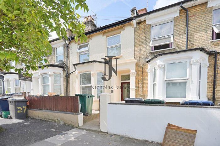 2 Bedroom Flat To Rent In Glenthorne Road, Friern Barnet, London, N11