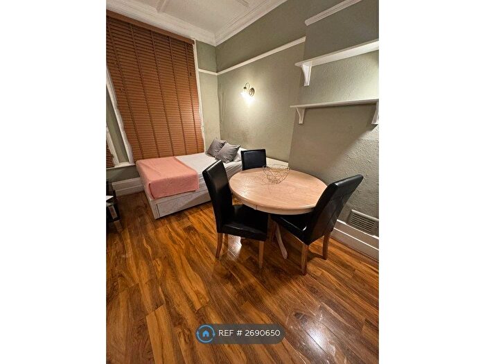 Studio To Rent In Bedford Hill, London, SW12