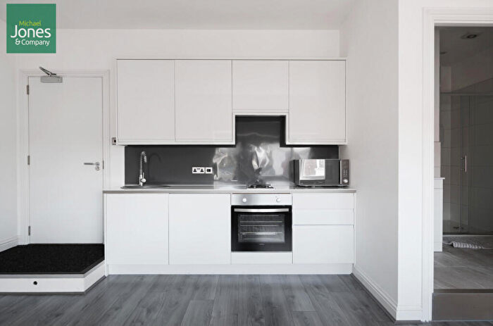 Flat To Rent In New Broadway, Worthing, West Sussex, BN11