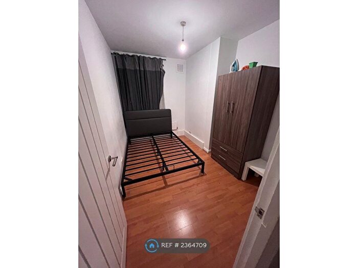 3 Bedroom Flat To Rent In Hollybush House, London, E2