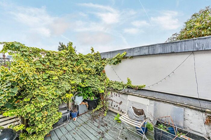 2 Bedroom Flat For Sale In Queenstown Road, Battersea, London, SW8