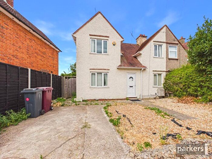 3 Bedroom Semi Detached House For Sale In Sycamore Road, Reading, Berkshire, RG2