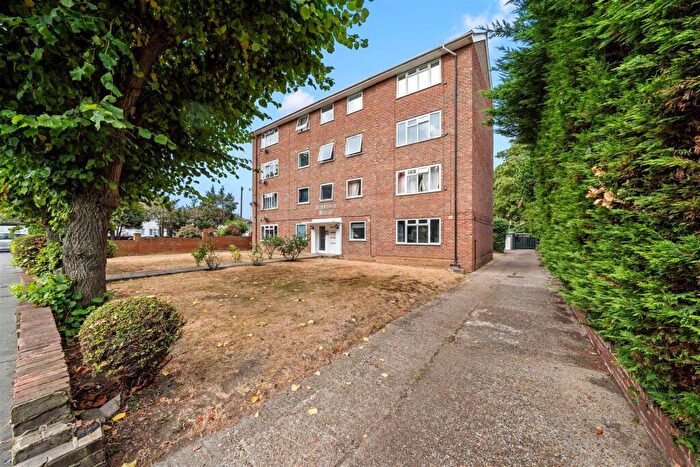 2 Bedroom Flat For Sale In Woodside Green, South Norwood, SE25