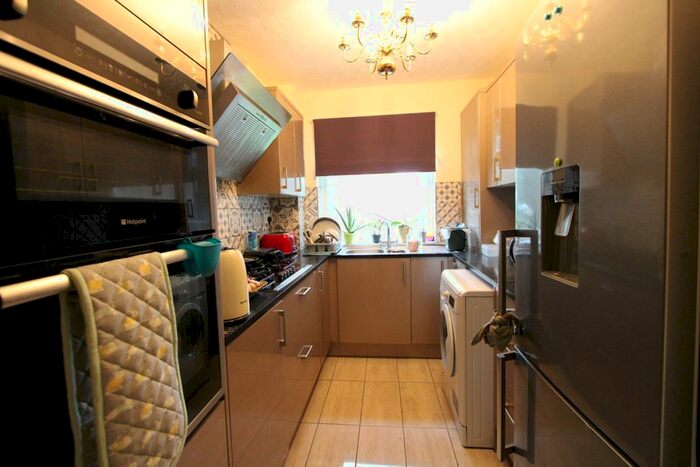 2 Bedroom Flat To Rent In Queens Road, Kingston KT2