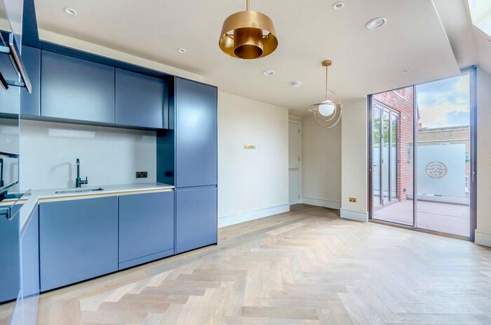 2 Bedroom Flat To Rent In New Kings Road, Fulham Broadway, London, SW6