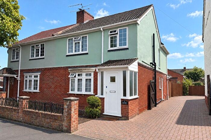 3 Bedroom Semi-Detached House For Sale In High Street, Farnborough, Hampshire, GU14