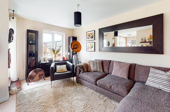 2 Bedroom Apartment To Rent In Magdalene Gardens, Whetstone, London, N20