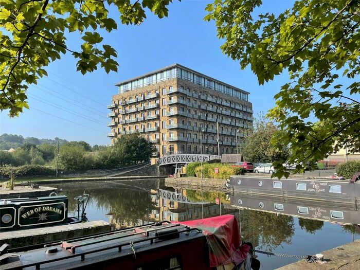 2 Bedroom Apartment To Rent In Huddersfield Road, Brighouse, West Yorkshire, HD6