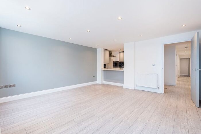 2 Bedroom Flat To Rent In Colney Hatch Lane, London, N10
