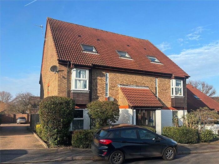 1 Bedroom Flat For Sale In Colburn Crescent, Guildford, Surrey, GU4