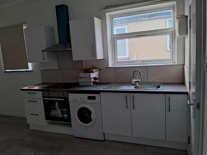 Studio To Rent In Crawley Road, Luton, LU1