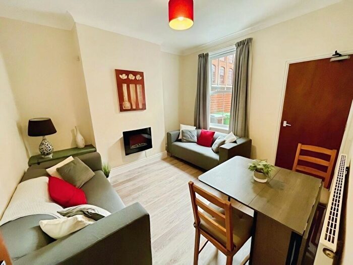 4 Bedroom Town House To Rent In Newdigate Villas, Nottingham, NG7